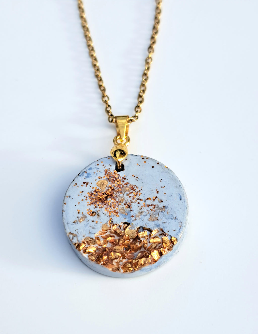 Handgefertigte Beton Kette mit Goldflakes | Hellblaue Halskette | Minimalistischer Schmuck | Geschenk für Sie | Unikat