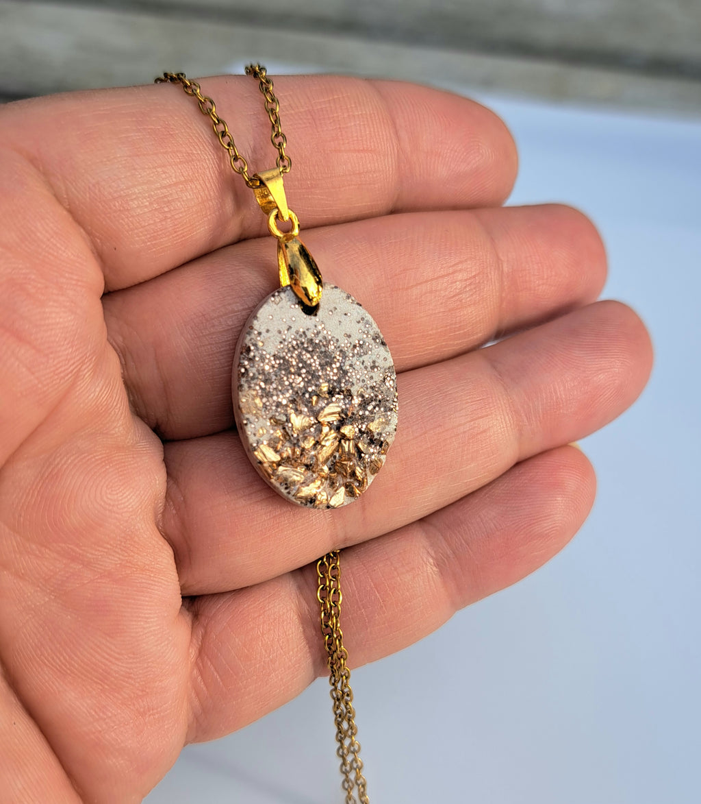 Beton Kette mit Gold Glitzer – Minimalistische Halskette Handmade – Concrete Necklace Gold – Moderner Schmuck Geschenk für Sie