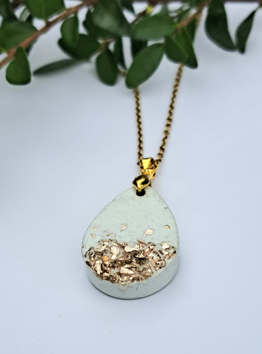 Beton Halskette in Tropfenform mit Goldflocken – Handgemachter Betonschmuck Anhänger, Edles Gold-Inlay Unikat, Geschenk für Sie