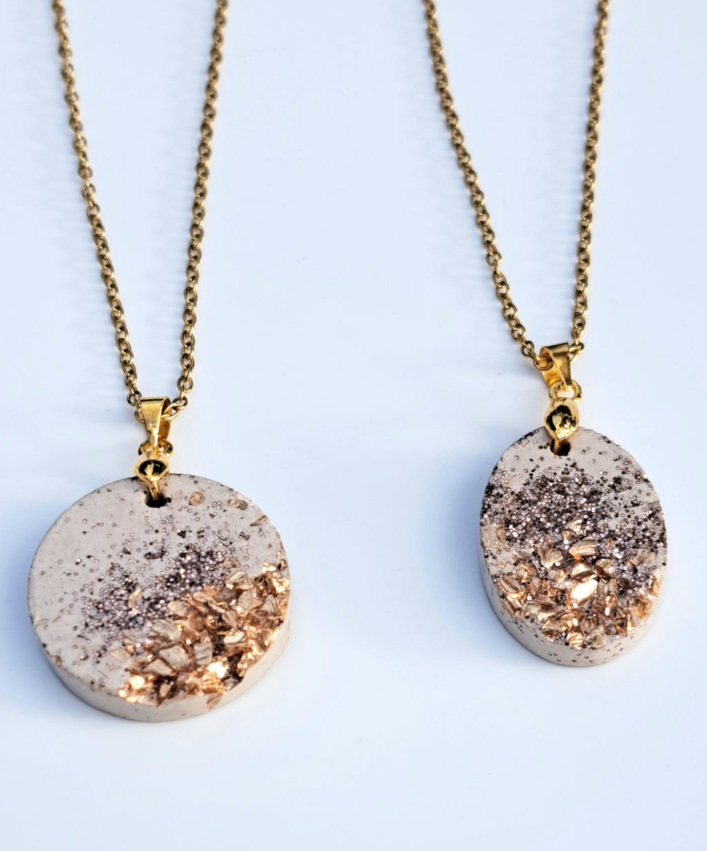 Beton Kette mit Gold Glitzer – Minimalistische Halskette Handmade – Concrete Necklace Gold – Moderner Schmuck Geschenk für Sie