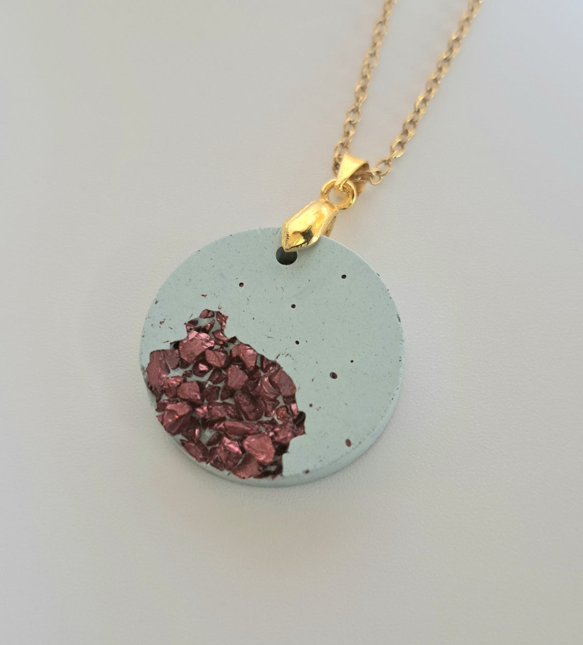 Handgemachte Beton-Kette in Pastellblau mit bordeauxroten Glitzersteinchen