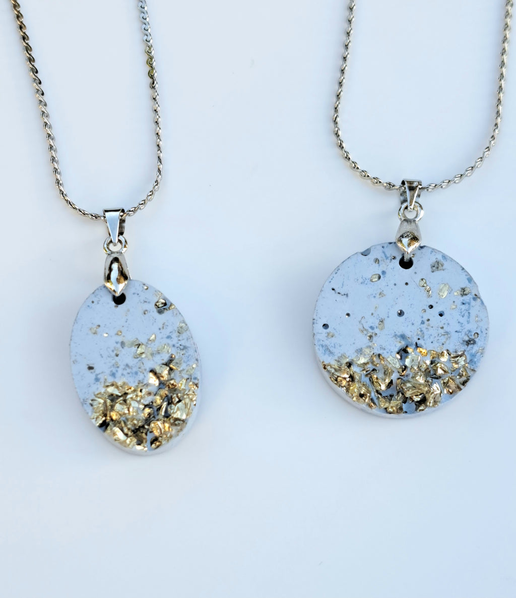 Beton Halskette hellblau mit Silberglitzer – Anhänger Oval oder Rund handgemacht, Betonschmuck mit silbernen Steinchen, Geschenk für Sie