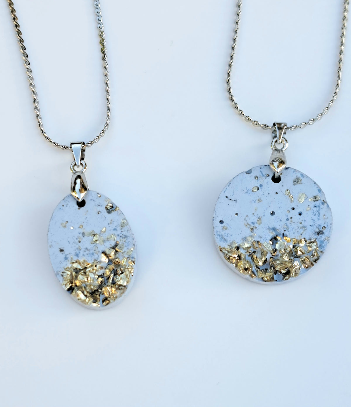 Beton Halskette hellblau mit Silberglitzer – Anhänger Oval oder Rund handgemacht, Betonschmuck mit silbernen Steinchen, Geschenk für Sie
