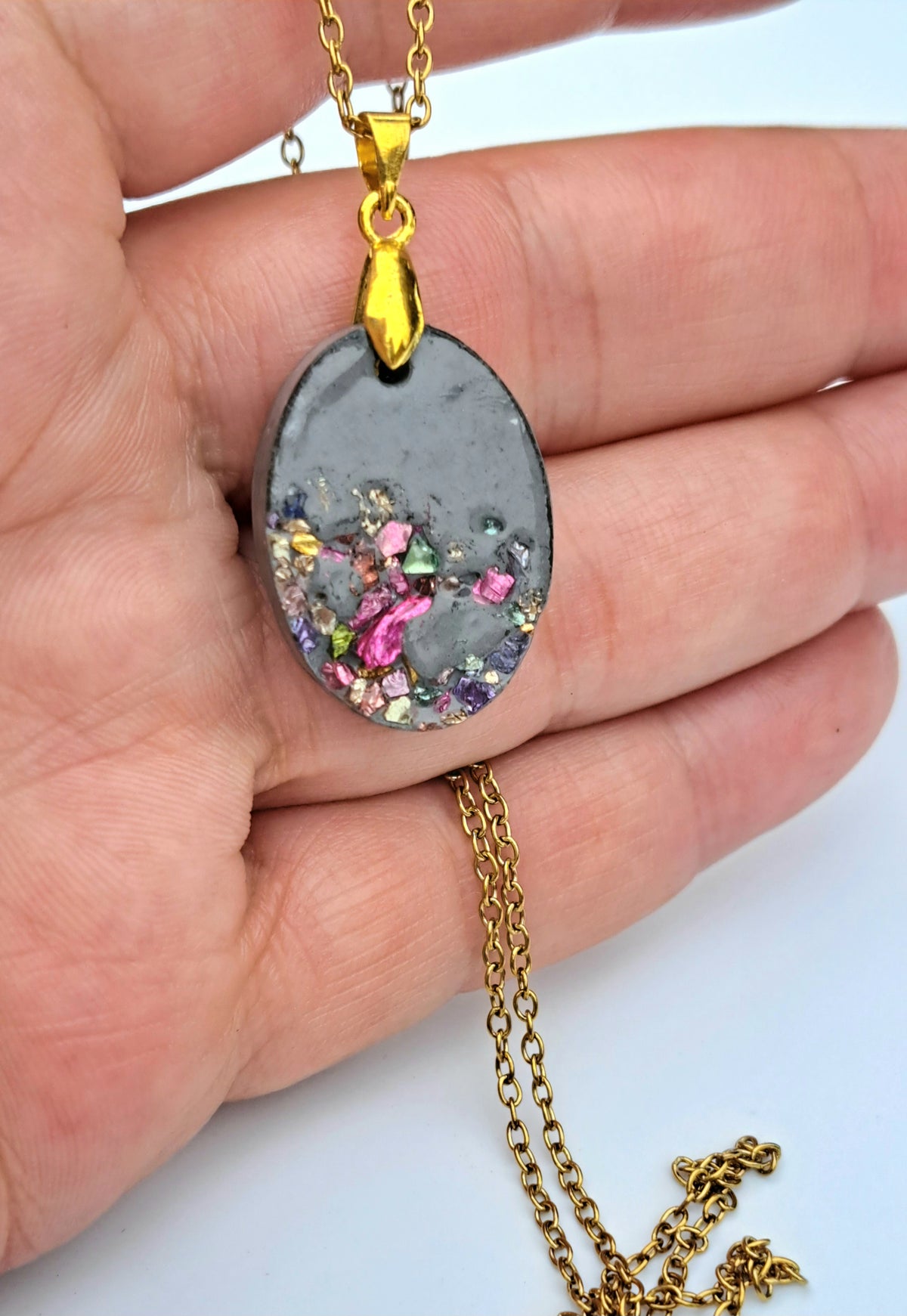 Beton Halskette mit bunten Metallic Flakes – Ovaler Betonschmuck Anhänger, Edle Galaxy Kette Handgemacht, Geschenk für Sie