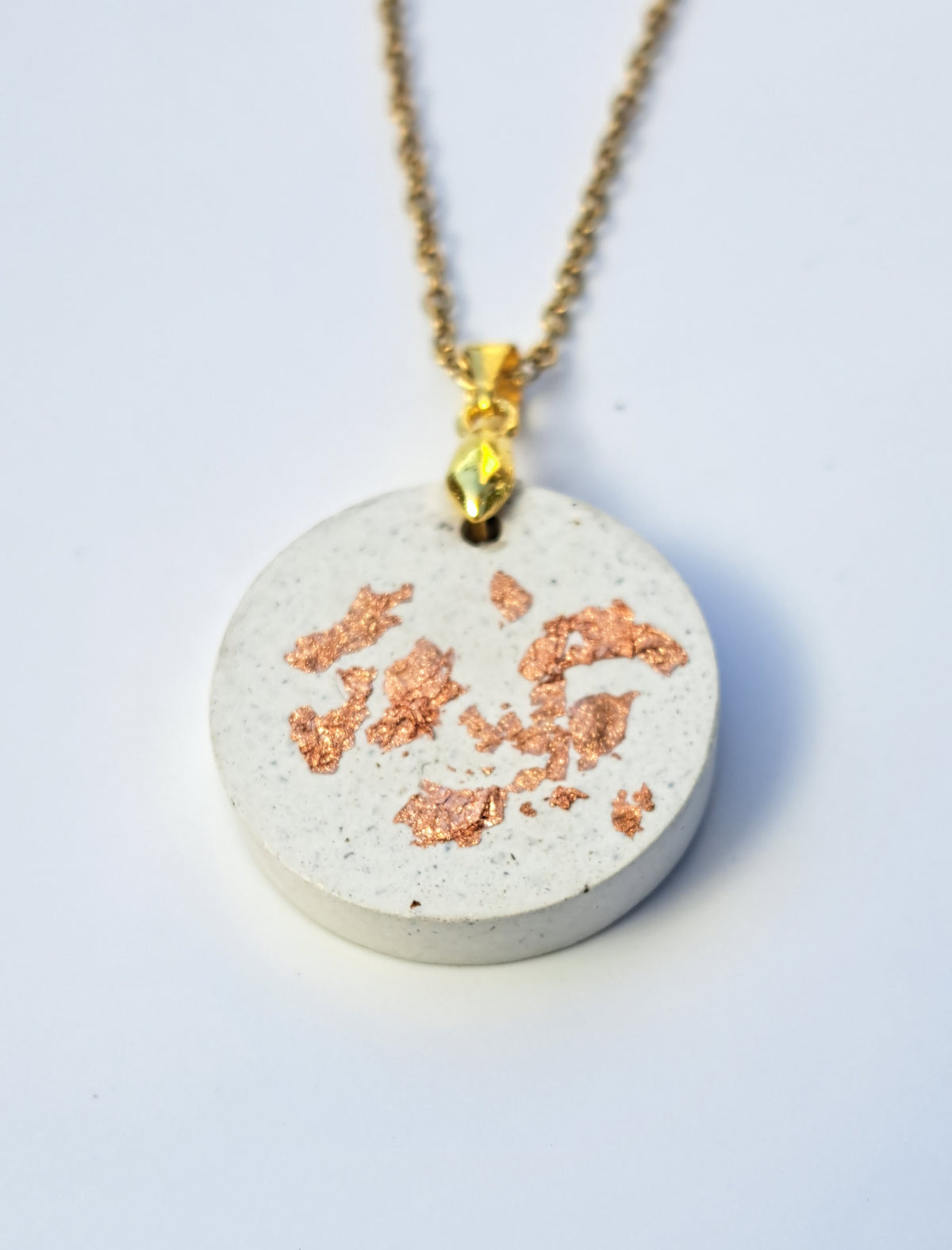 Handgefertigte Beton-Kette in Creme mit Roségold-Flakes