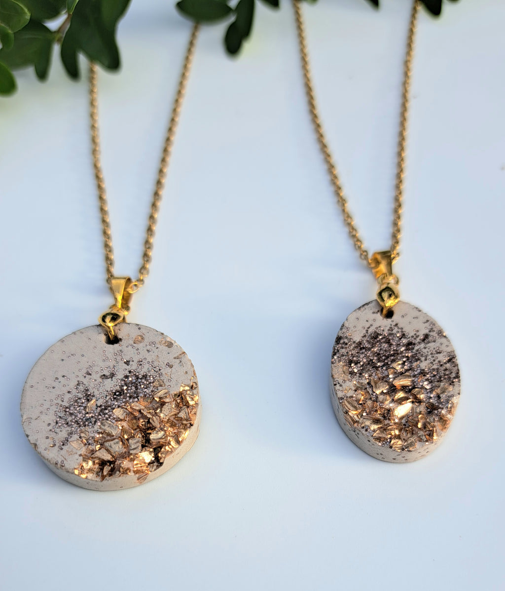 Beton Kette mit Gold Glitzer – Minimalistische Halskette Handmade – Concrete Necklace Gold – Moderner Schmuck Geschenk für Sie