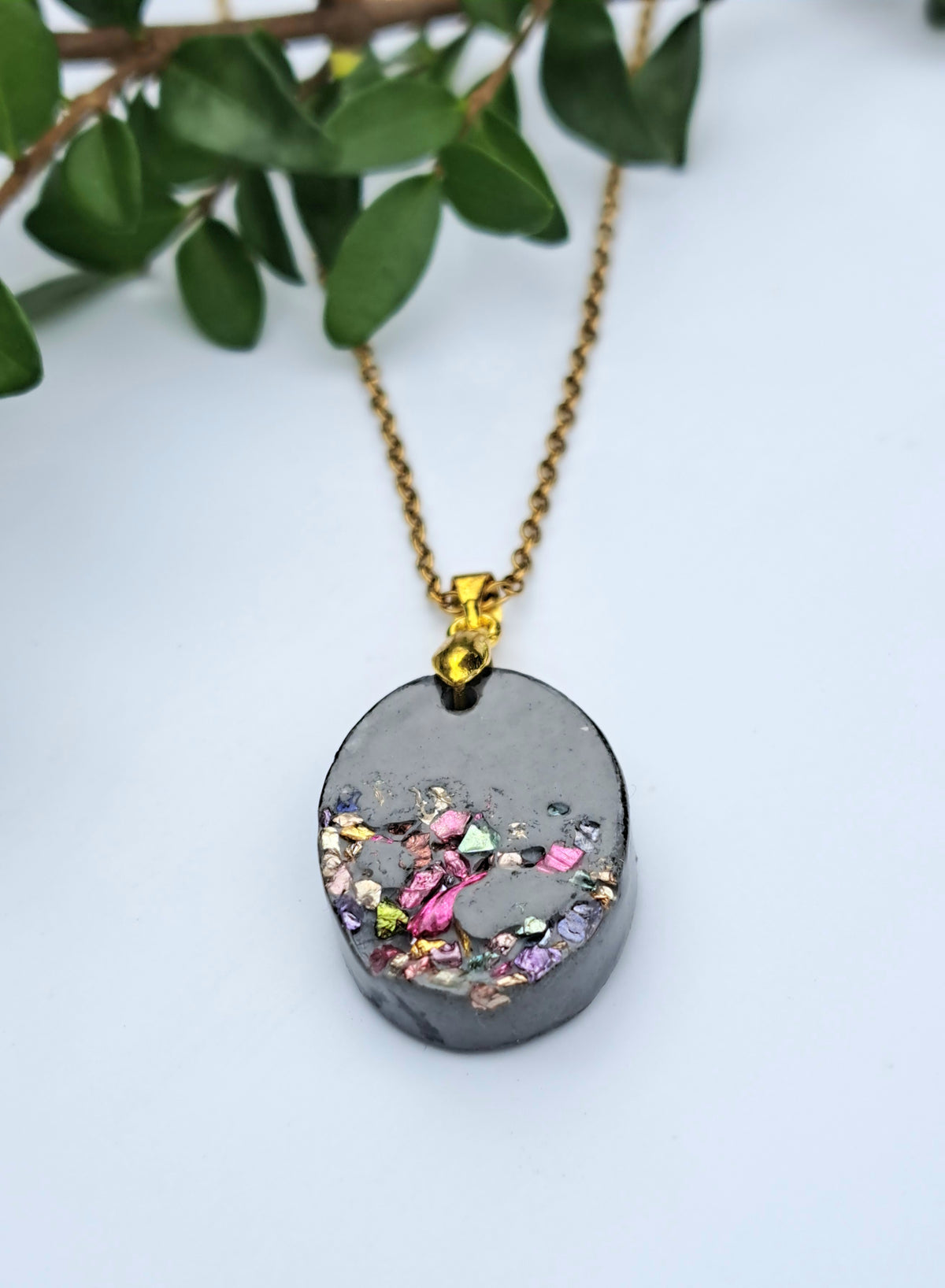 Beton Halskette mit bunten Metallic Flakes – Ovaler Betonschmuck Anhänger, Edle Galaxy Kette Handgemacht, Geschenk für Sie