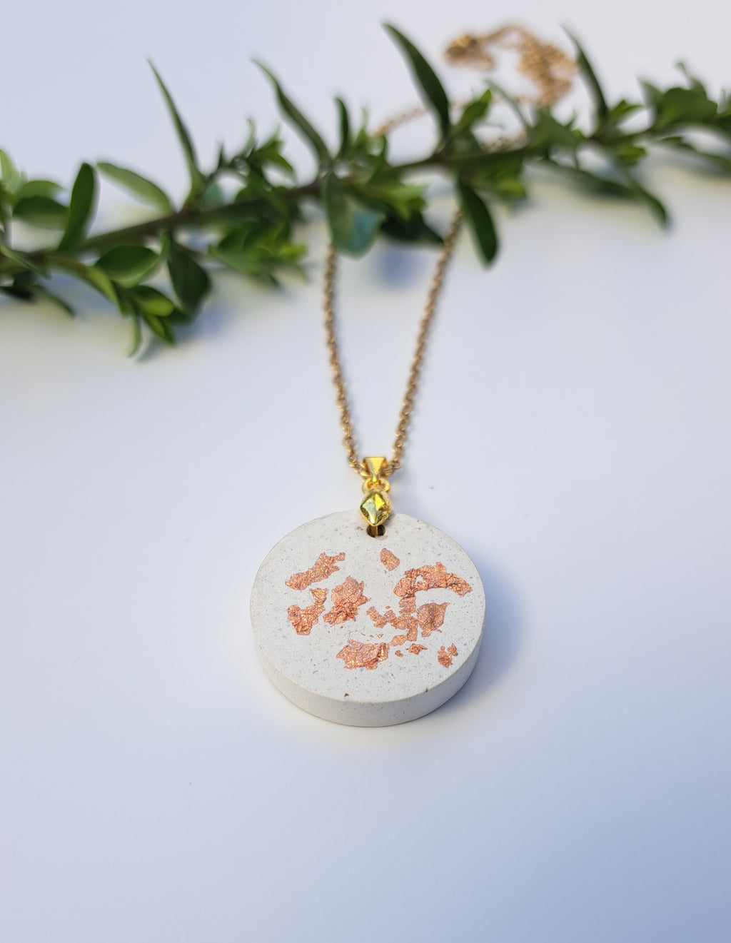 Handgefertigte Beton-Kette in Creme mit Roségold-Flakes