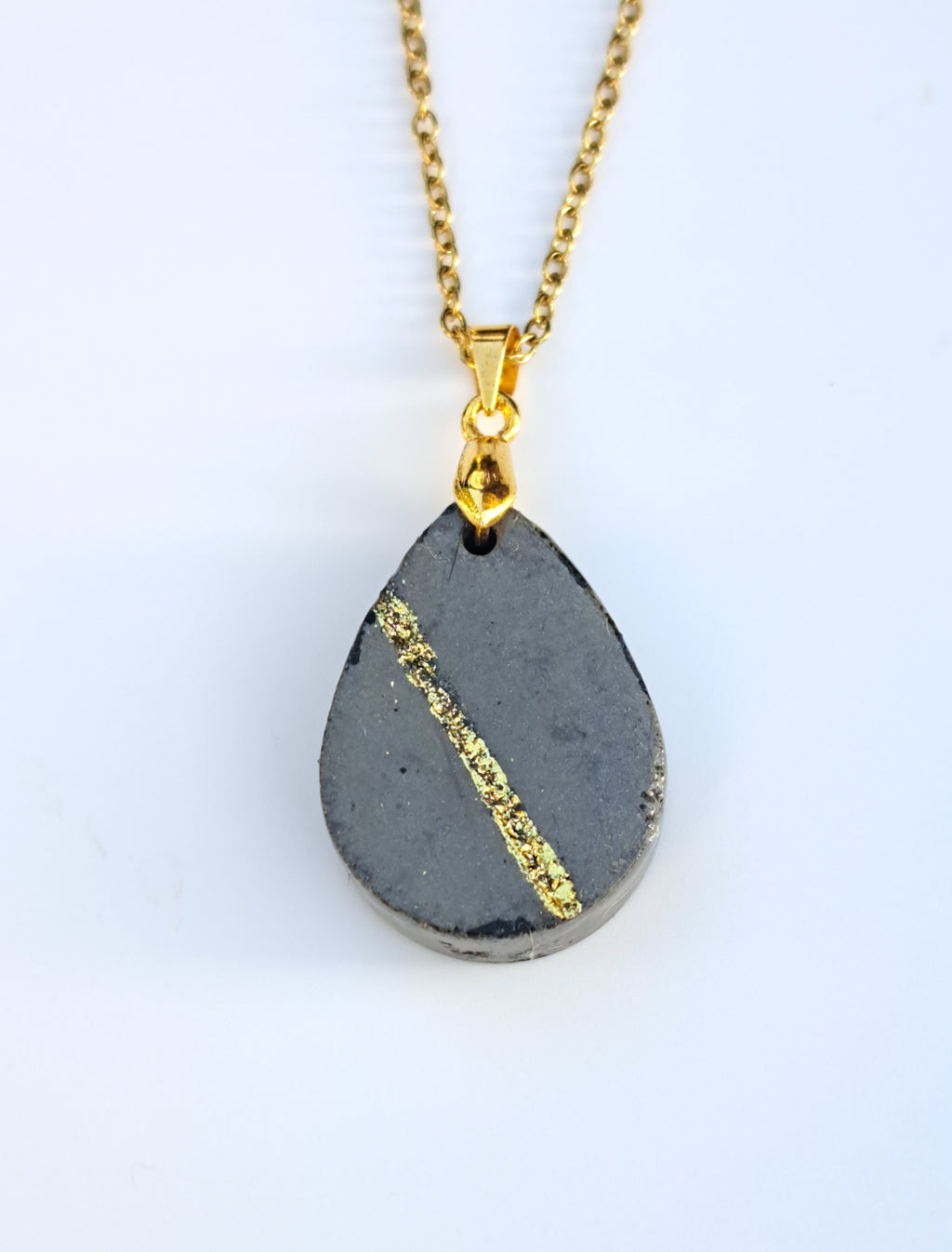 Beton Halskette dunkelgrau mit Blattgold – Tropfen Anhänger handgemacht mit eingeritzter Goldlinie, Betonschmuck unikat, Geschenk für Sie