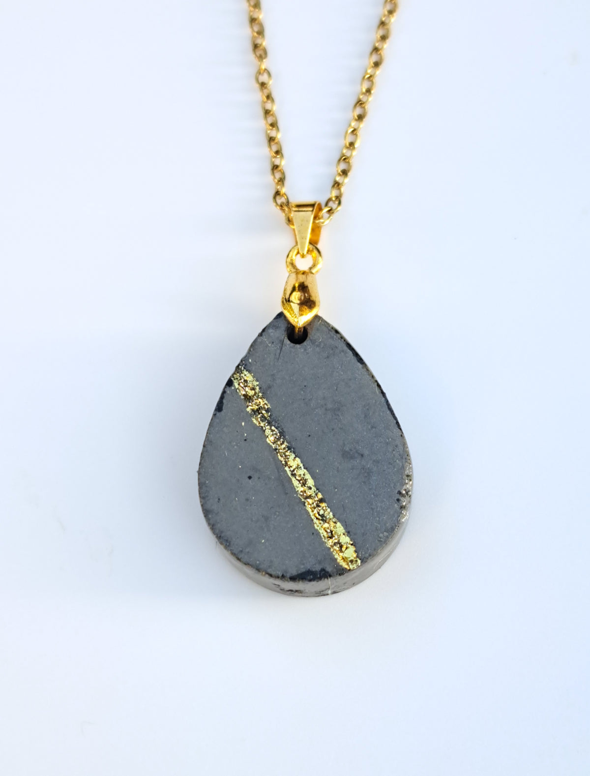 Beton Halskette dunkelgrau mit Blattgold – Tropfen Anhänger handgemacht mit eingeritzter Goldlinie, Betonschmuck unikat, Geschenk für Sie