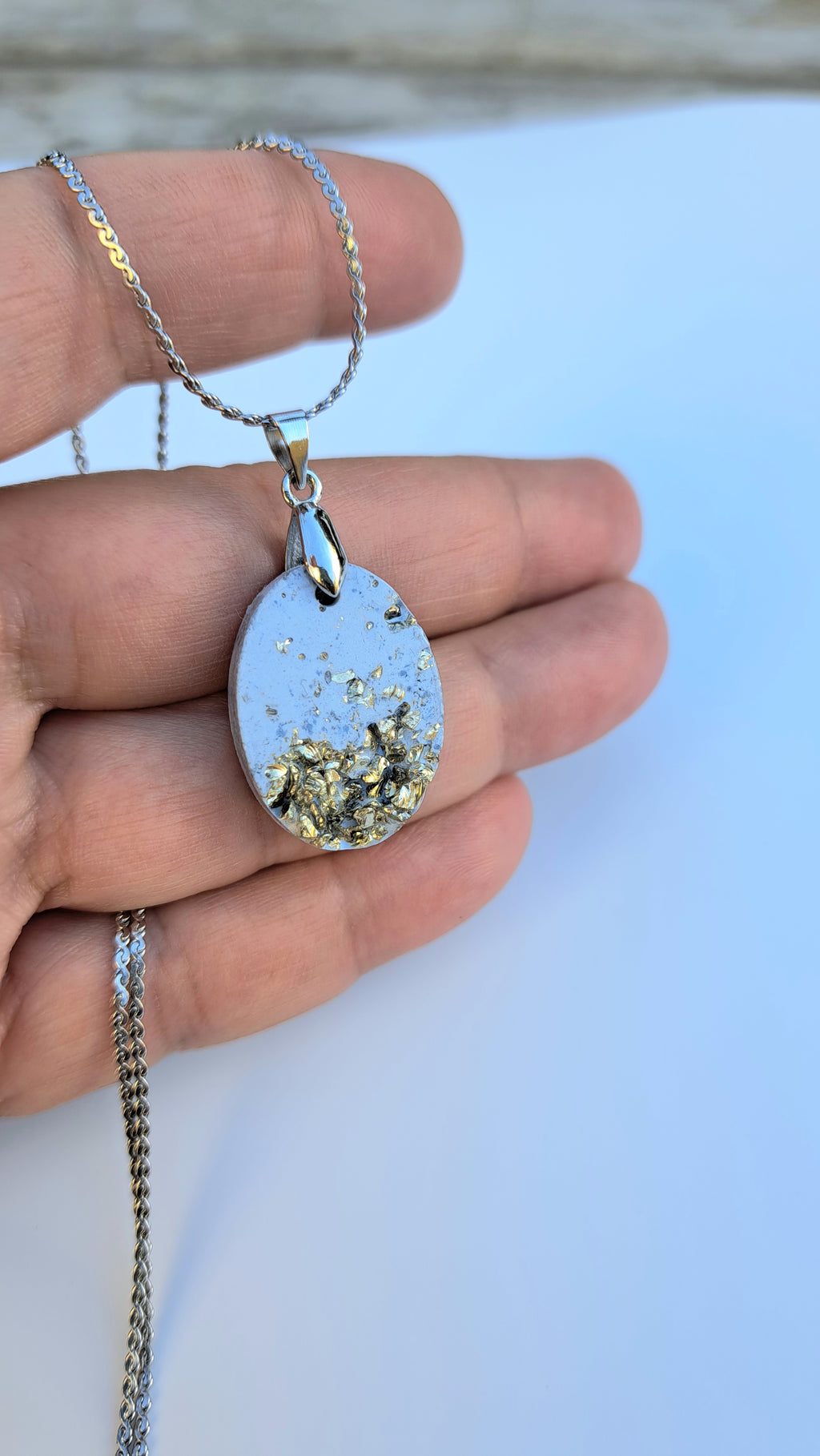 Beton Halskette hellblau mit Silberglitzer – Anhänger Oval oder Rund handgemacht, Betonschmuck mit silbernen Steinchen, Geschenk für Sie