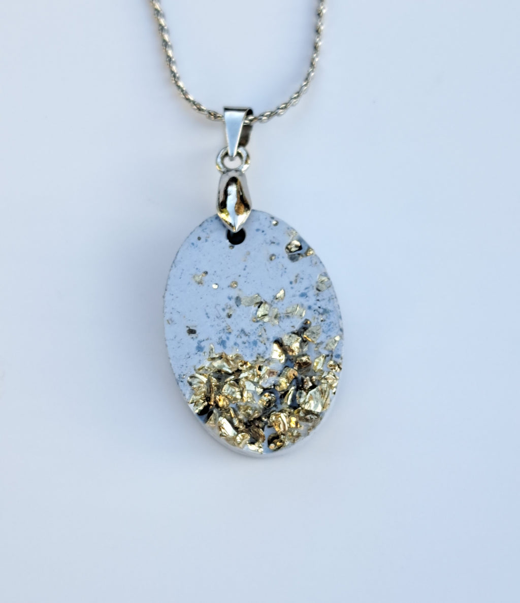 Beton Halskette hellblau mit Silberglitzer – Anhänger Oval oder Rund handgemacht, Betonschmuck mit silbernen Steinchen, Geschenk für Sie