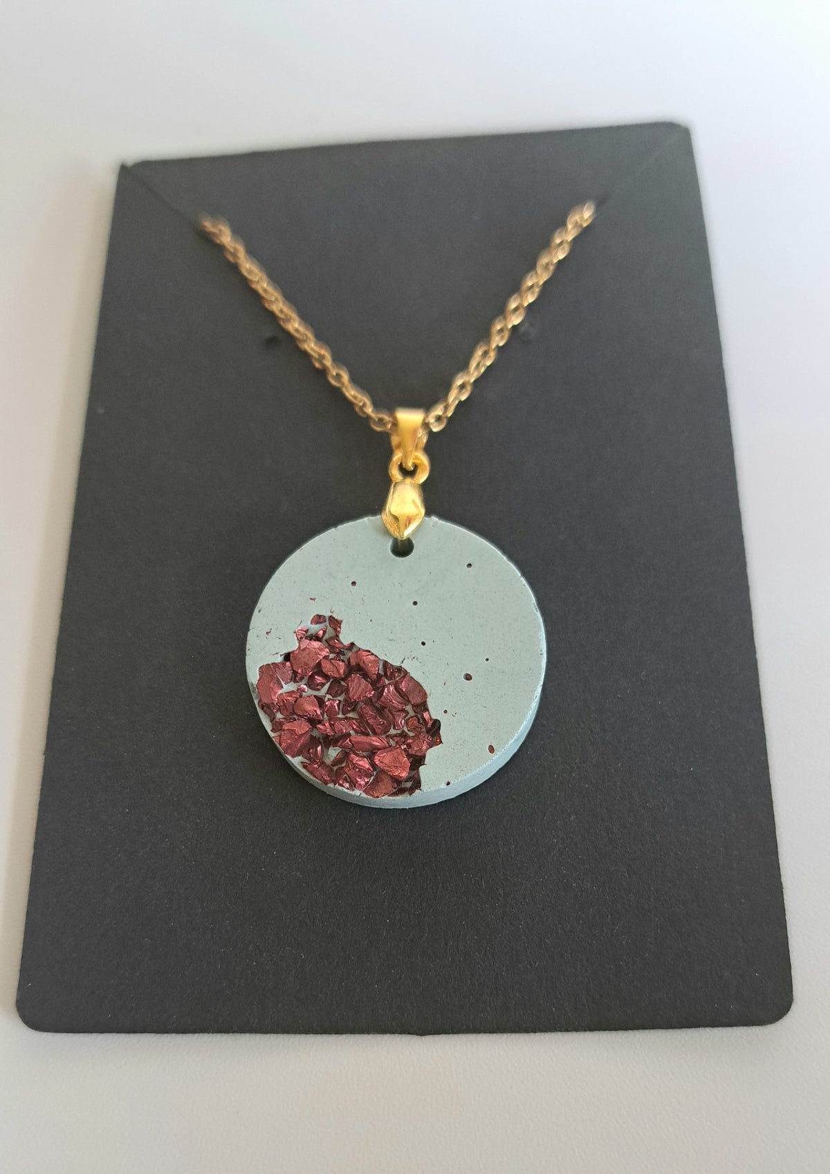 Handgemachte Beton-Kette in Pastellblau mit bordeauxroten Glitzersteinchen