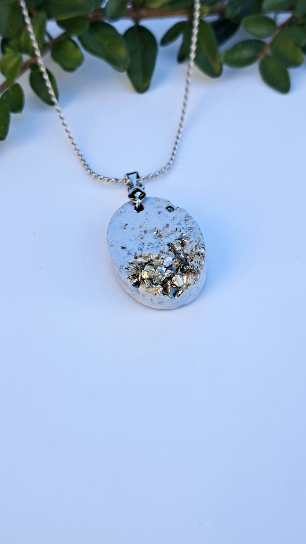 Beton Halskette hellblau mit Silberglitzer – Anhänger Oval oder Rund handgemacht, Betonschmuck mit silbernen Steinchen, Geschenk für Sie