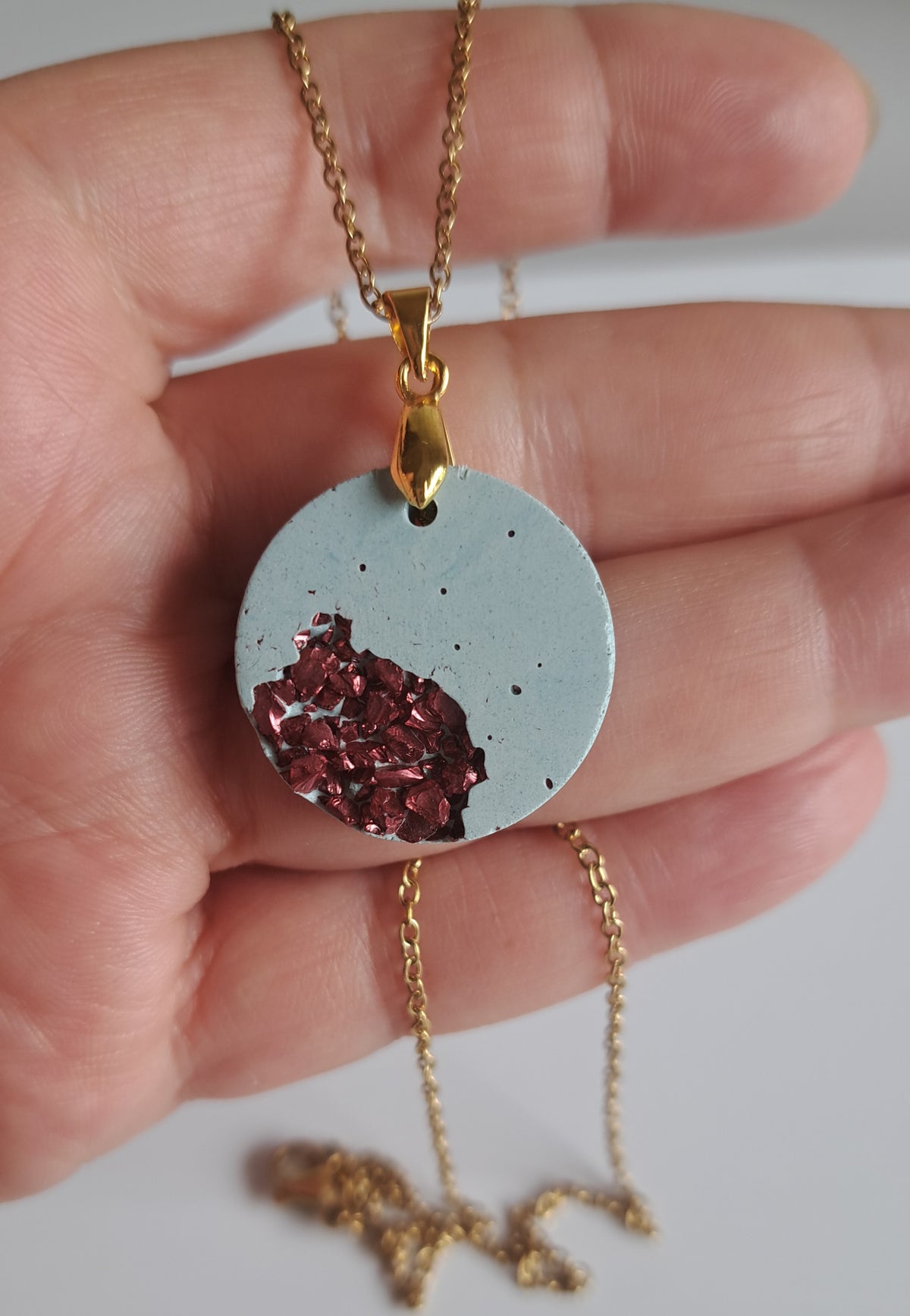 Handgemachte Beton-Kette in Pastellblau mit bordeauxroten Glitzersteinchen