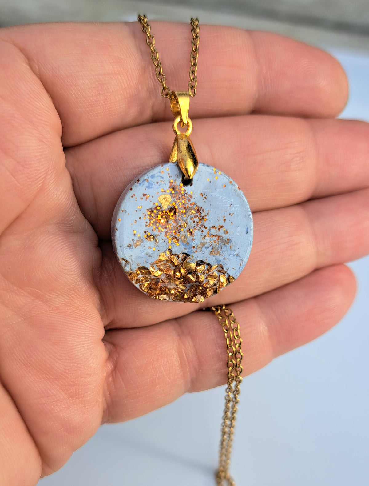 Handgefertigte Beton Kette mit Goldflakes | Hellblaue Halskette | Minimalistischer Schmuck | Geschenk für Sie | Unikat
