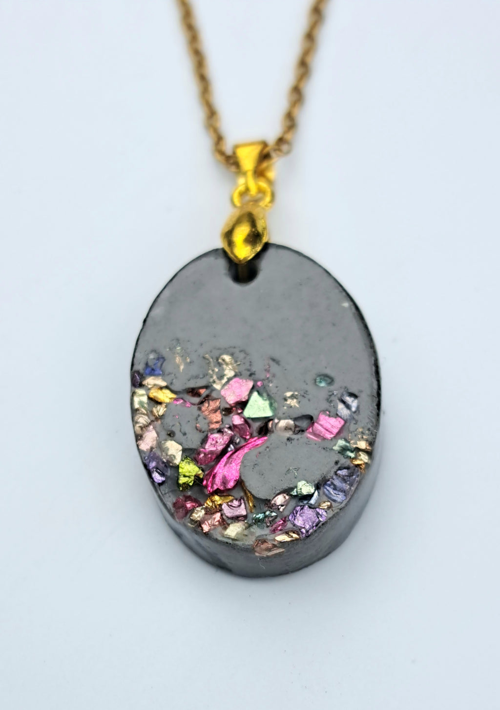 Beton Halskette mit bunten Metallic Flakes – Ovaler Betonschmuck Anhänger, Edle Galaxy Kette Handgemacht, Geschenk für Sie