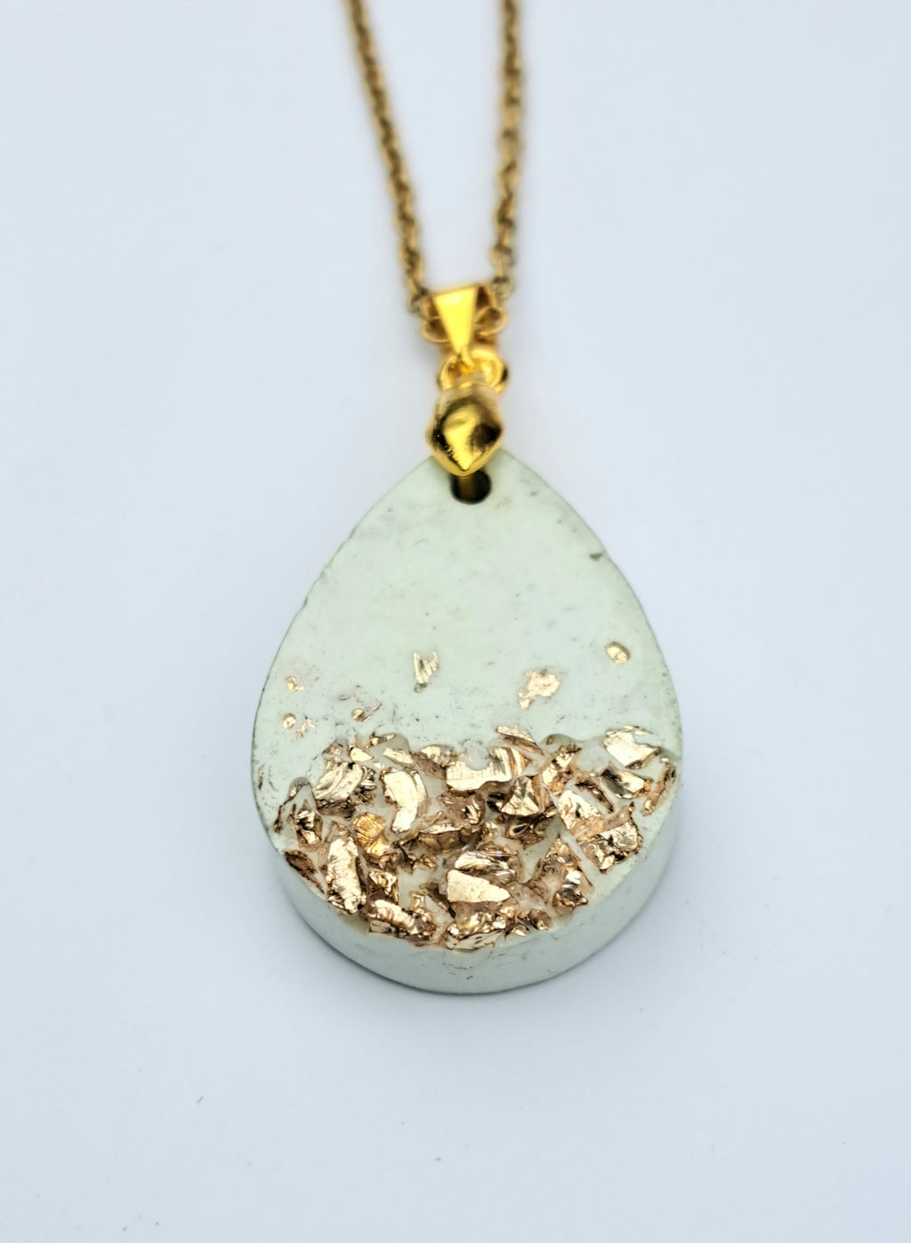 Beton Halskette in Tropfenform mit Goldflocken – Handgemachter Betonschmuck Anhänger, Edles Gold-Inlay Unikat, Geschenk für Sie