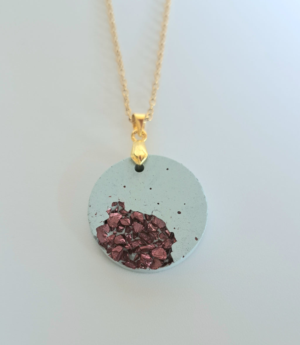 Handgemachte Beton-Kette in Pastellblau mit bordeauxroten Glitzersteinchen