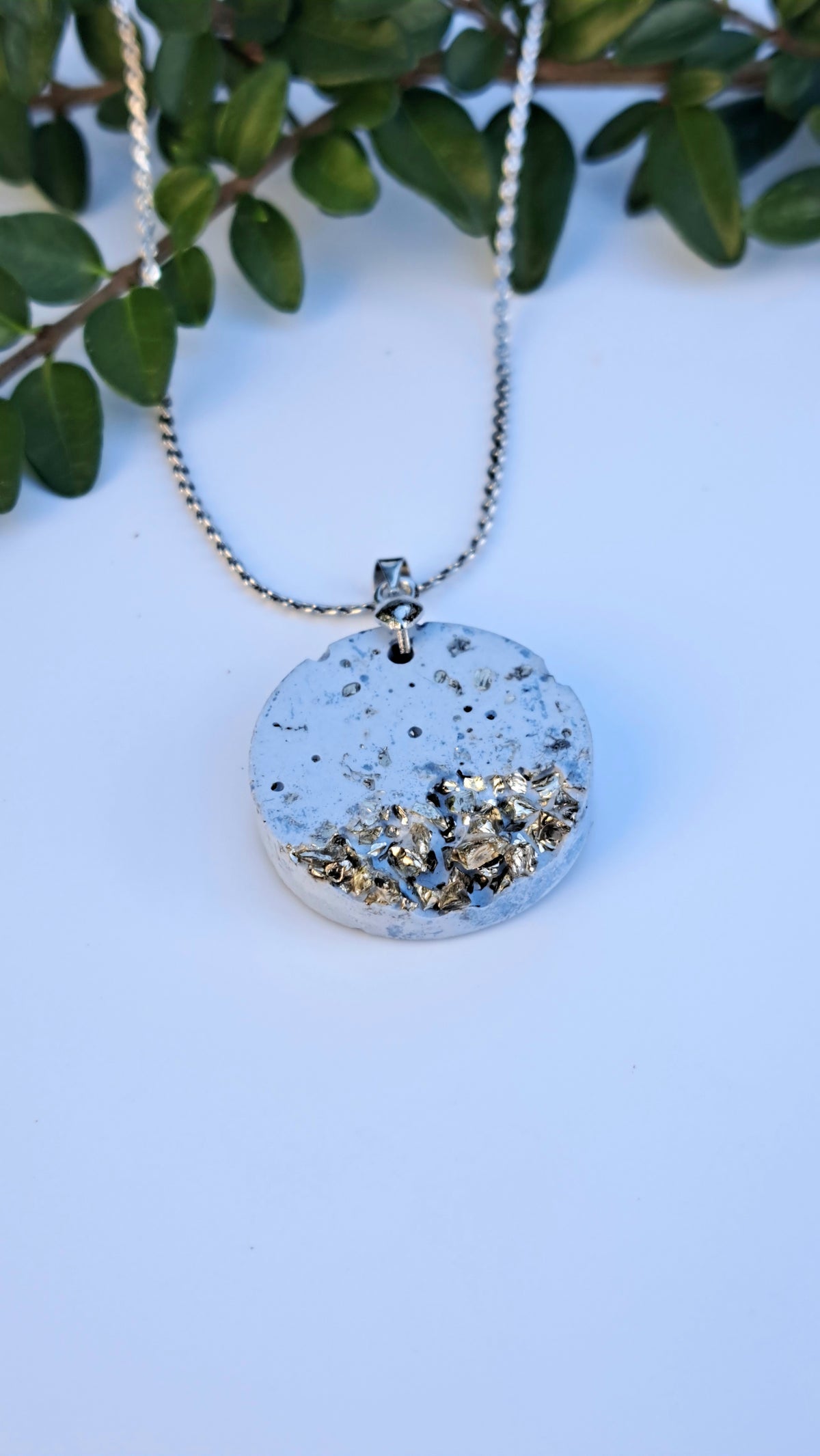 Beton Halskette hellblau mit Silberglitzer – Anhänger Oval oder Rund handgemacht, Betonschmuck mit silbernen Steinchen, Geschenk für Sie