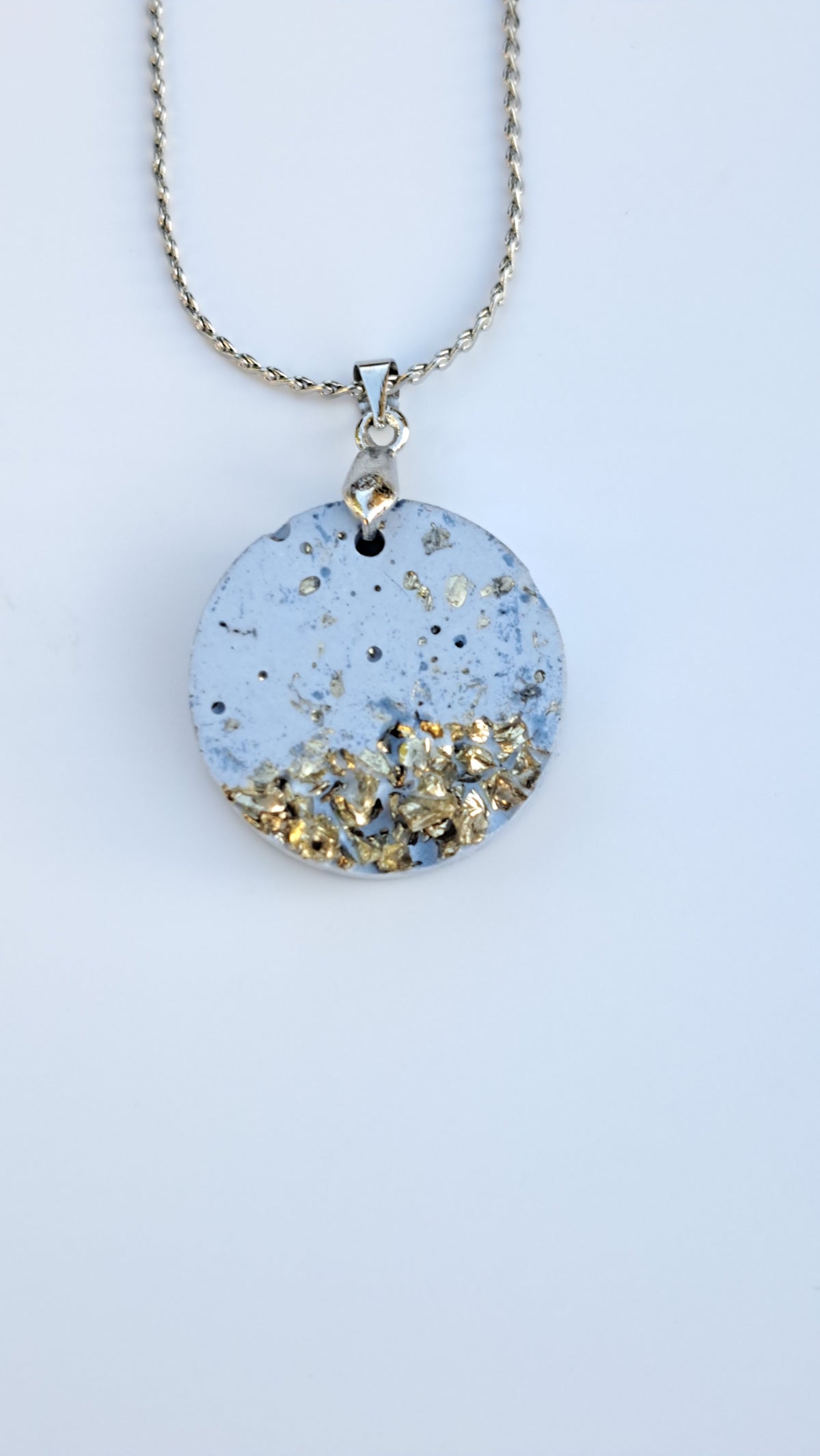 Beton Halskette hellblau mit Silberglitzer – Anhänger Oval oder Rund handgemacht, Betonschmuck mit silbernen Steinchen, Geschenk für Sie