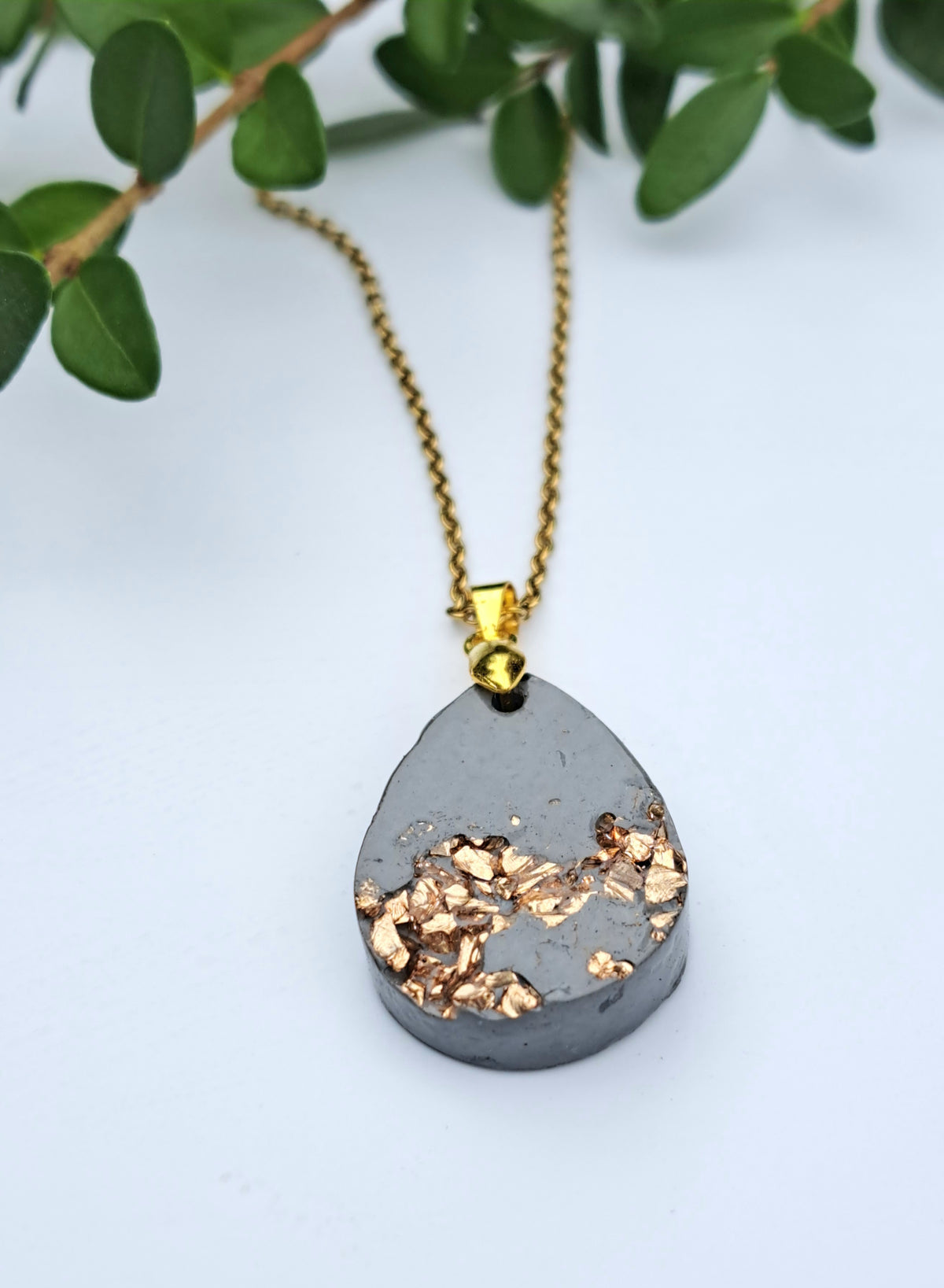 Beton Halskette in Tropfenform mit Goldflocken – Handgemachter Betonschmuck Anhänger, Edles Gold-Inlay Unikat, Geschenk für Sie
