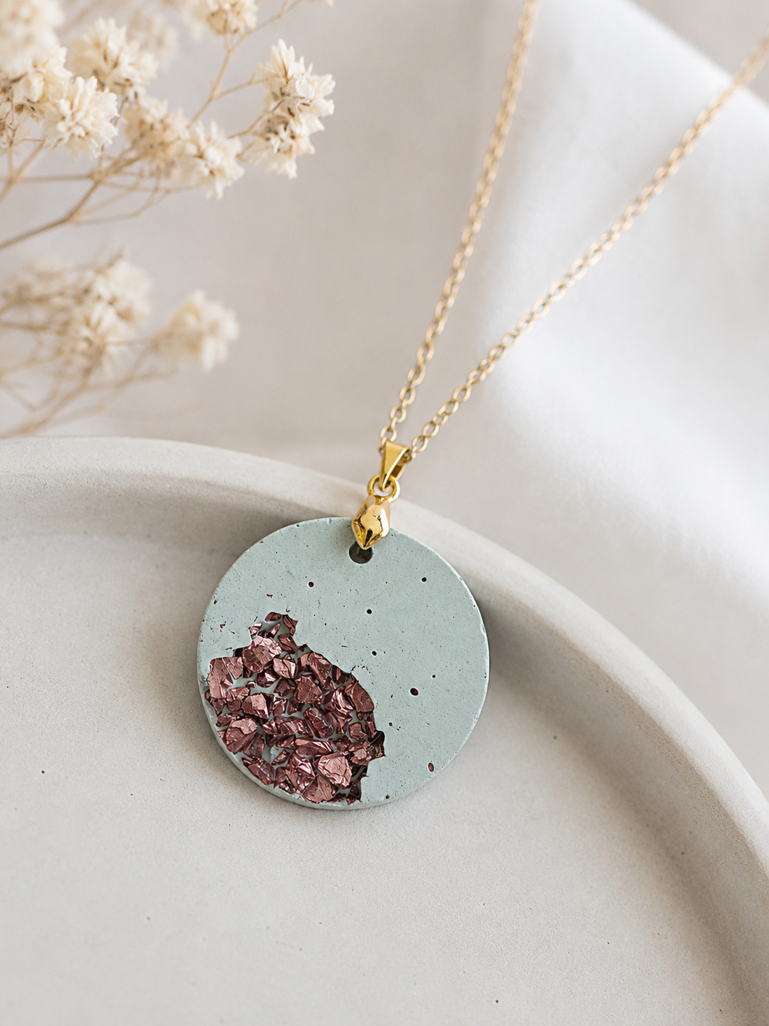 Handgemachte Beton-Kette in Pastellblau mit bordeauxroten Glitzersteinchen