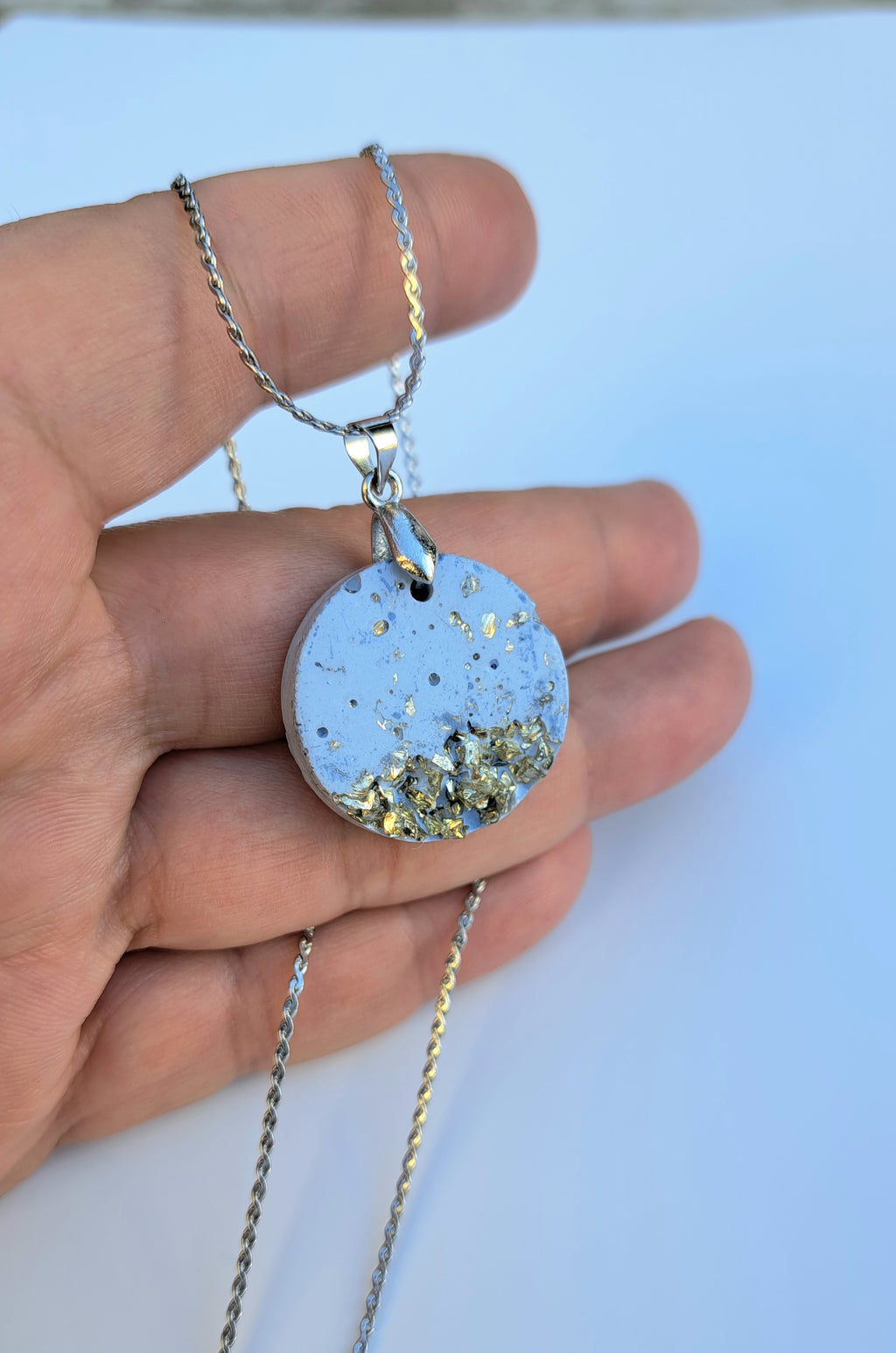 Beton Halskette hellblau mit Silberglitzer – Anhänger Oval oder Rund handgemacht, Betonschmuck mit silbernen Steinchen, Geschenk für Sie