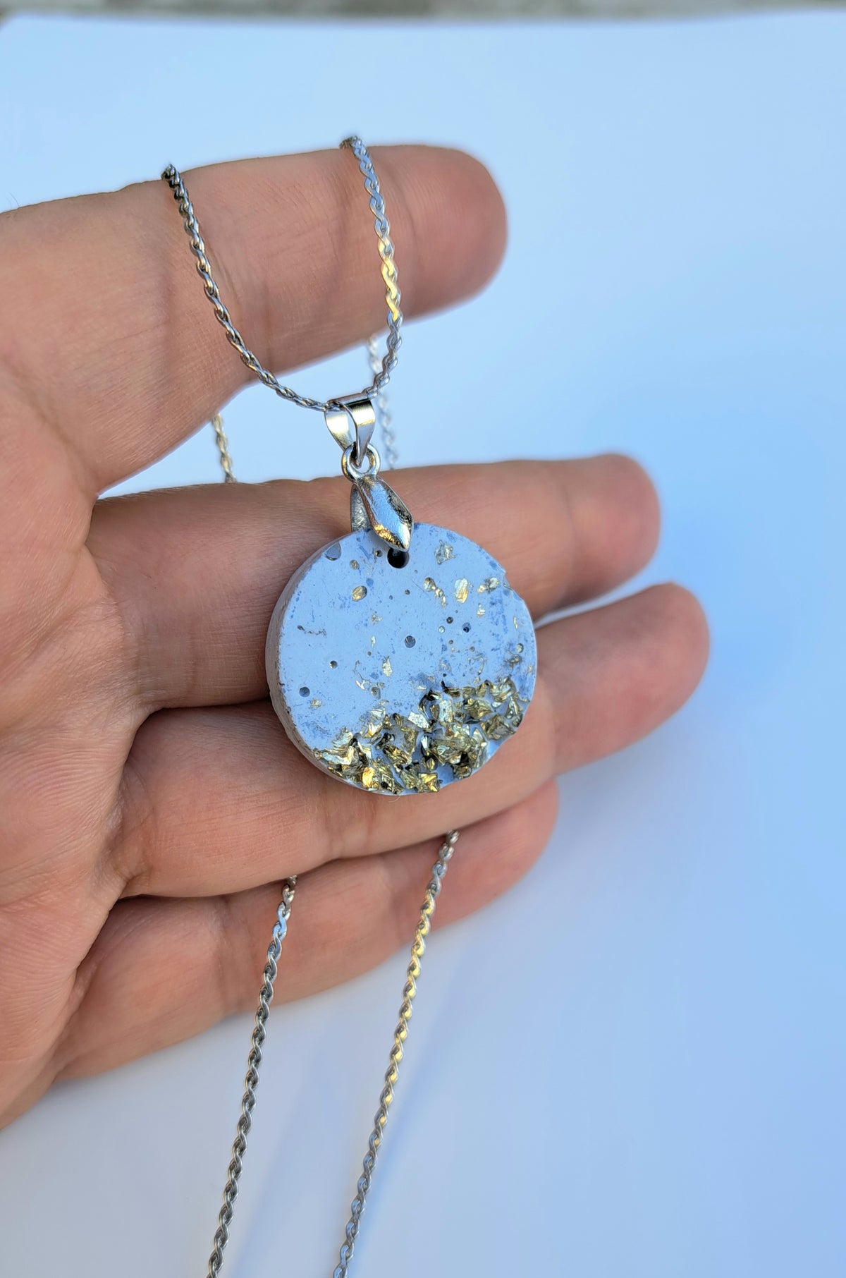 Beton Halskette hellblau mit Silberglitzer – Anhänger Oval oder Rund handgemacht, Betonschmuck mit silbernen Steinchen, Geschenk für Sie