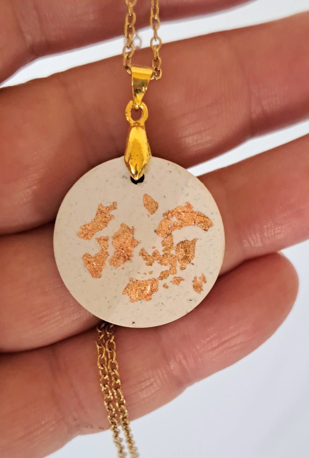 Handgefertigte Beton-Kette in Creme mit Roségold-Flakes