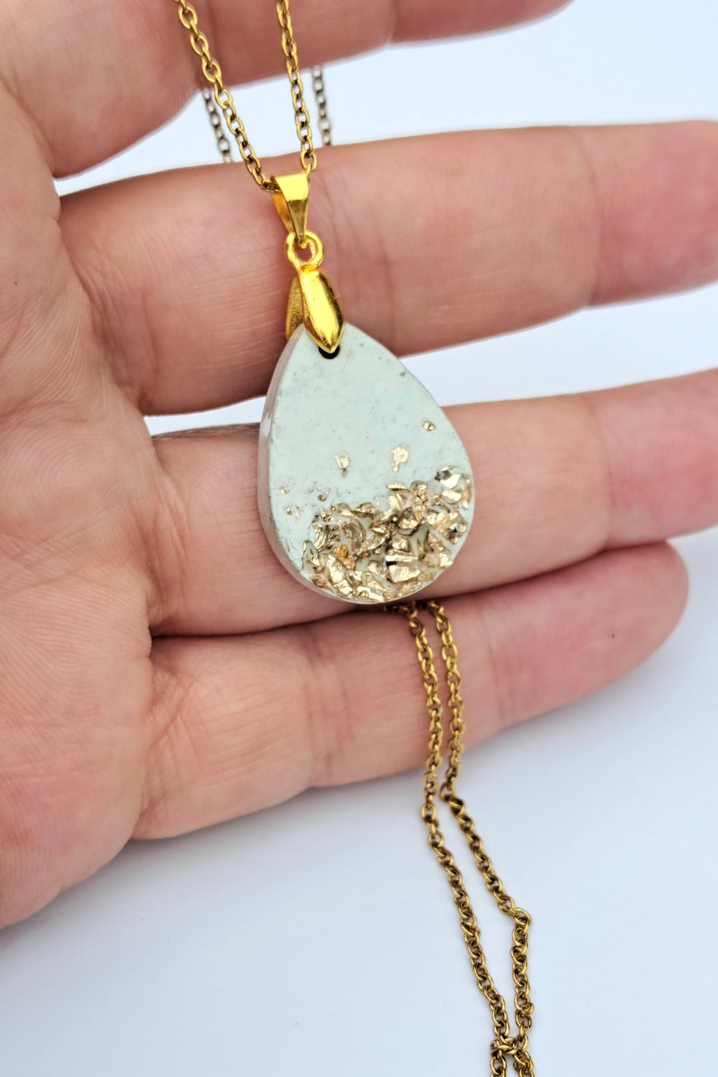 Beton Halskette in Tropfenform mit Goldflocken – Handgemachter Betonschmuck Anhänger, Edles Gold-Inlay Unikat, Geschenk für Sie