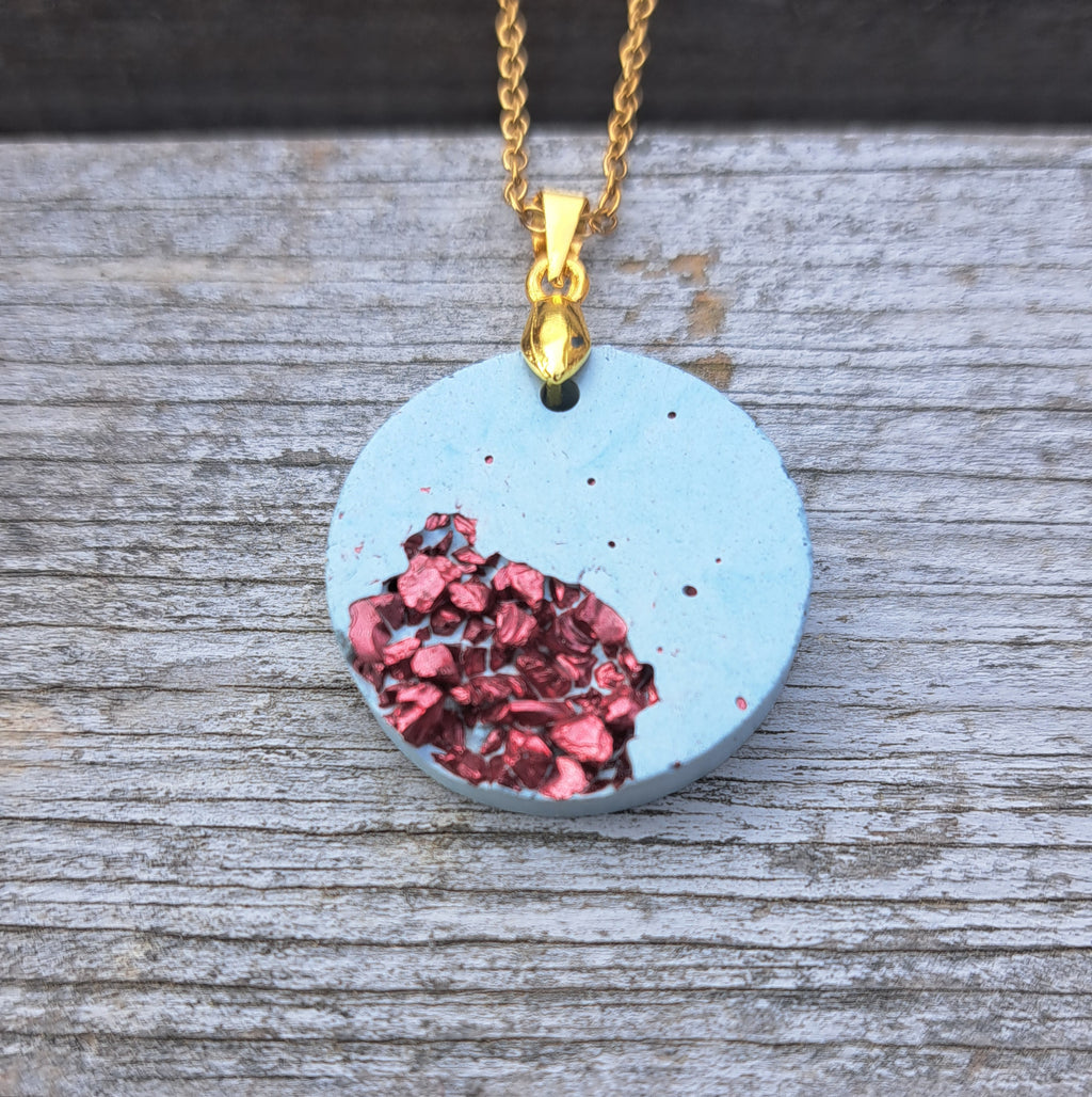 Handgemachte Beton-Kette in Pastellblau mit bordeauxroten Glitzersteinchen