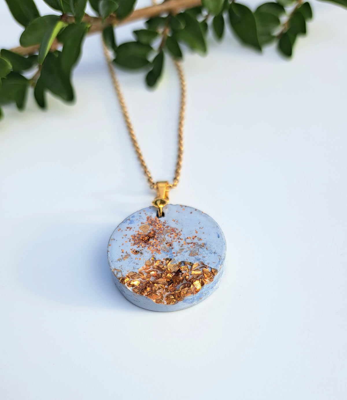 Handgefertigte Beton Kette mit Goldflakes | Hellblaue Halskette | Minimalistischer Schmuck | Geschenk für Sie | Unikat