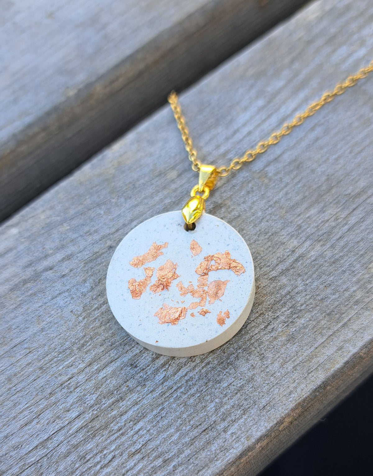 Handgefertigte Beton-Kette in Creme mit Roségold-Flakes
