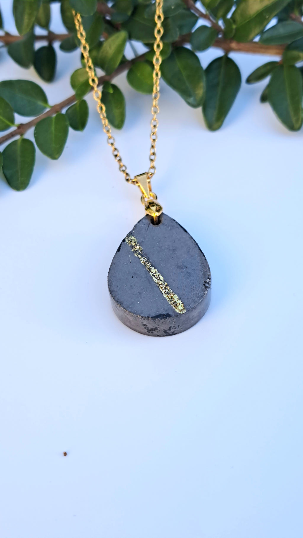 Beton Halskette dunkelgrau mit Blattgold – Tropfen Anhänger handgemacht mit eingeritzter Goldlinie, Betonschmuck unikat, Geschenk für Sie