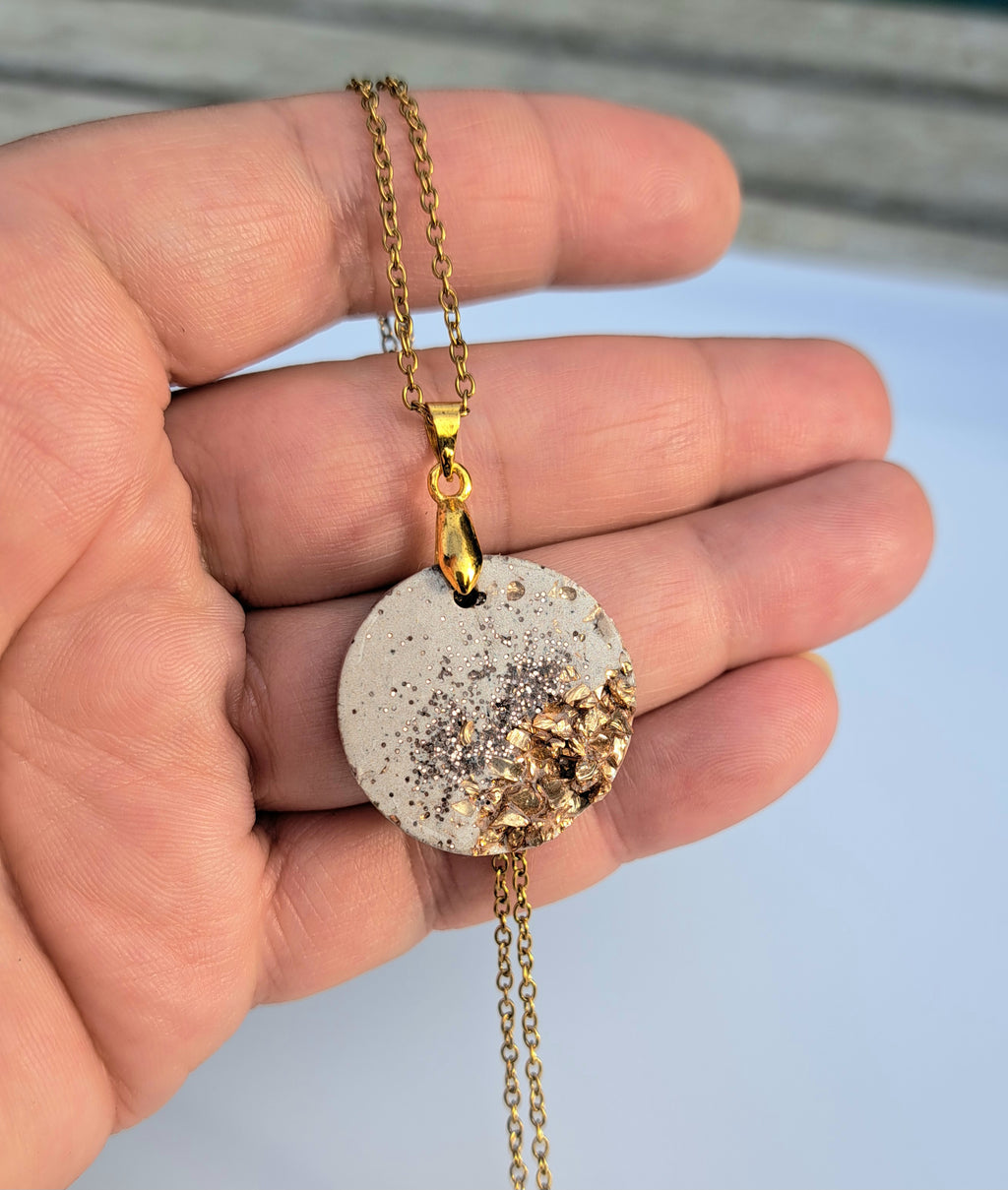 Beton Kette mit Gold Glitzer – Minimalistische Halskette Handmade – Concrete Necklace Gold – Moderner Schmuck Geschenk für Sie