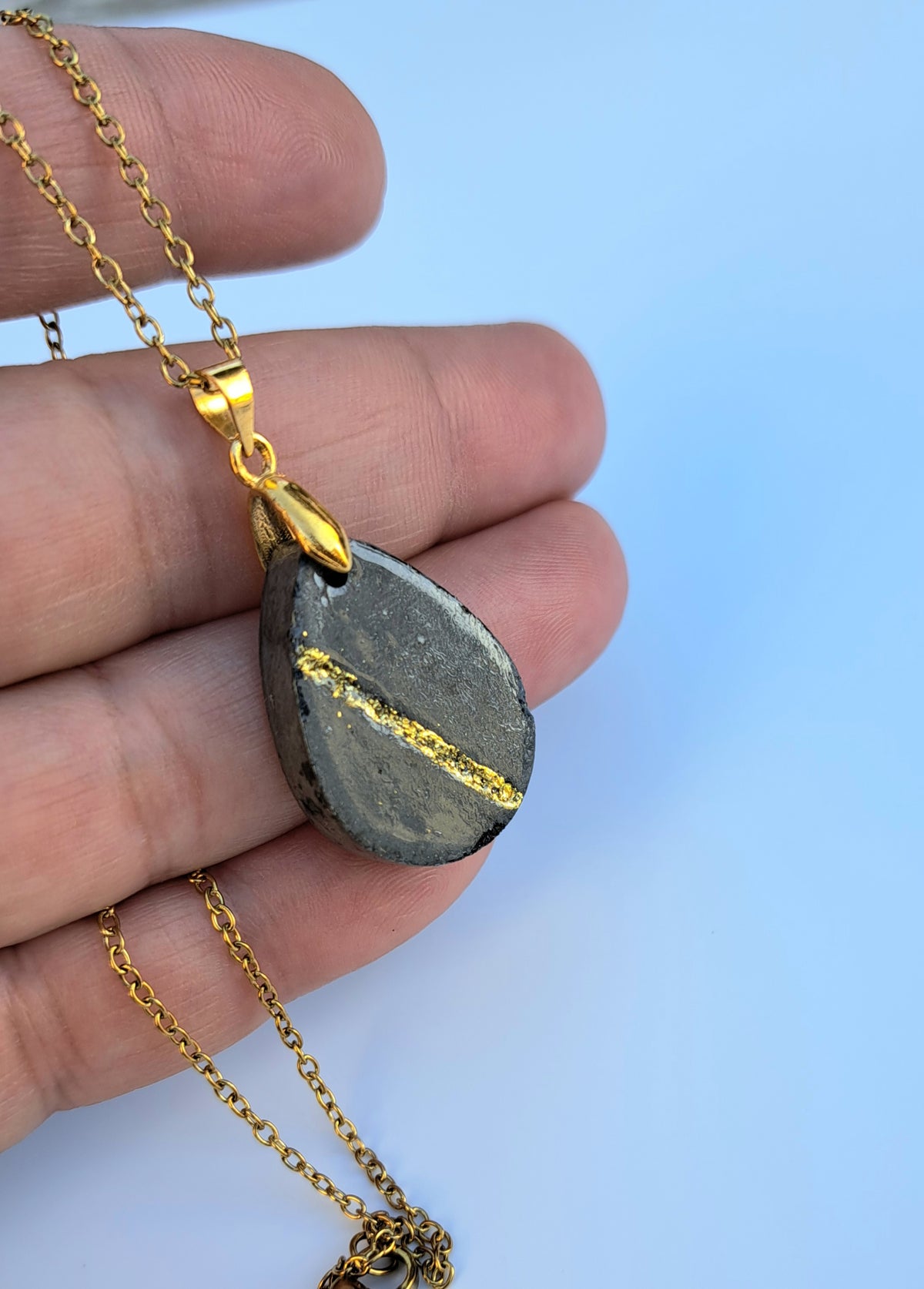 Beton Halskette dunkelgrau mit Blattgold – Tropfen Anhänger handgemacht mit eingeritzter Goldlinie, Betonschmuck unikat, Geschenk für Sie