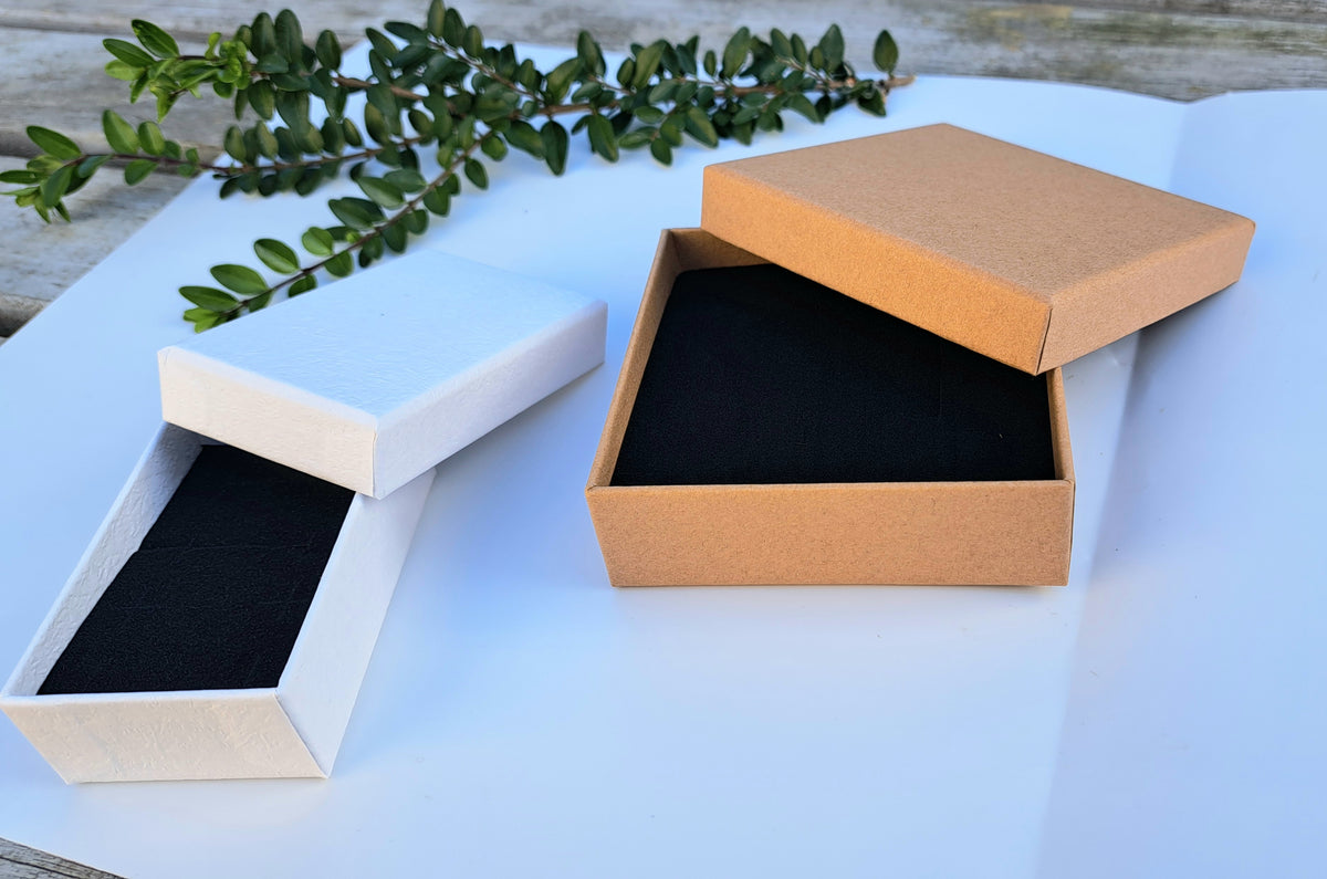 Beton Halskette dunkelgrau mit Blattgold – Tropfen Anhänger handgemacht mit eingeritzter Goldlinie, Betonschmuck unikat, Geschenk für Sie