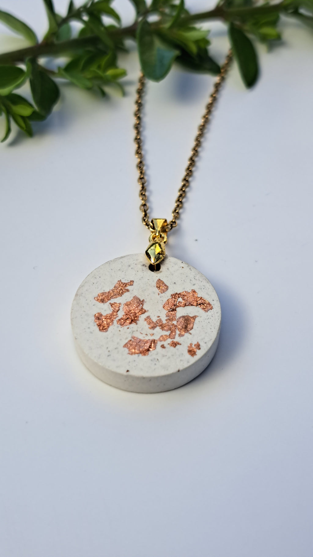 Handgefertigte Beton-Kette in Creme mit Roségold-Flakes