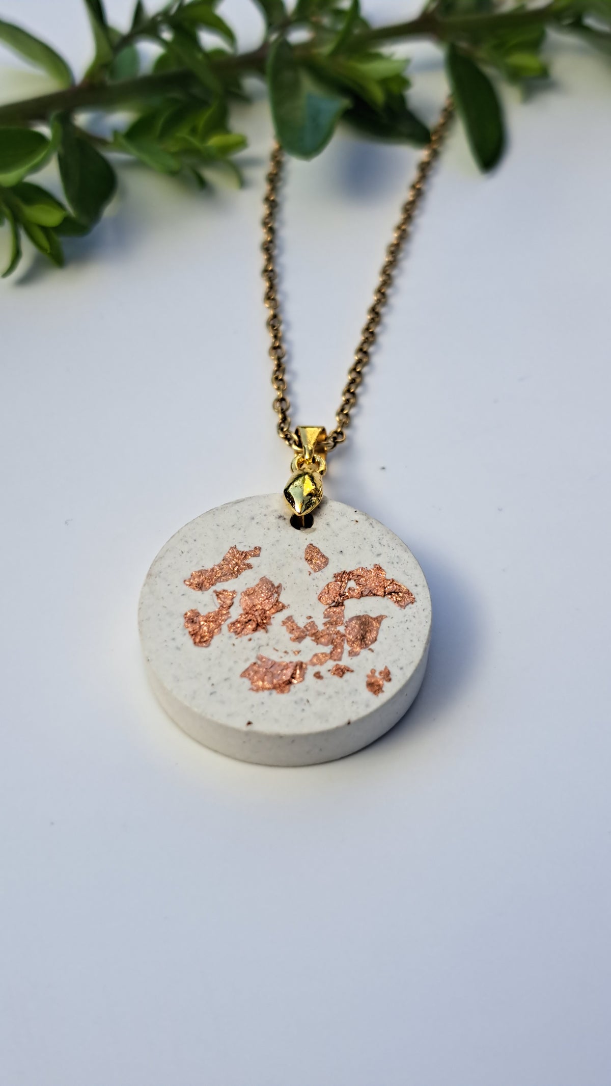 Handgefertigte Beton-Kette in Creme mit Roségold-Flakes