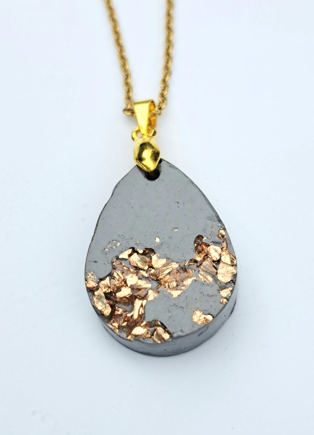 Beton Halskette in Tropfenform mit Goldflocken – Handgemachter Betonschmuck Anhänger, Edles Gold-Inlay Unikat, Geschenk für Sie