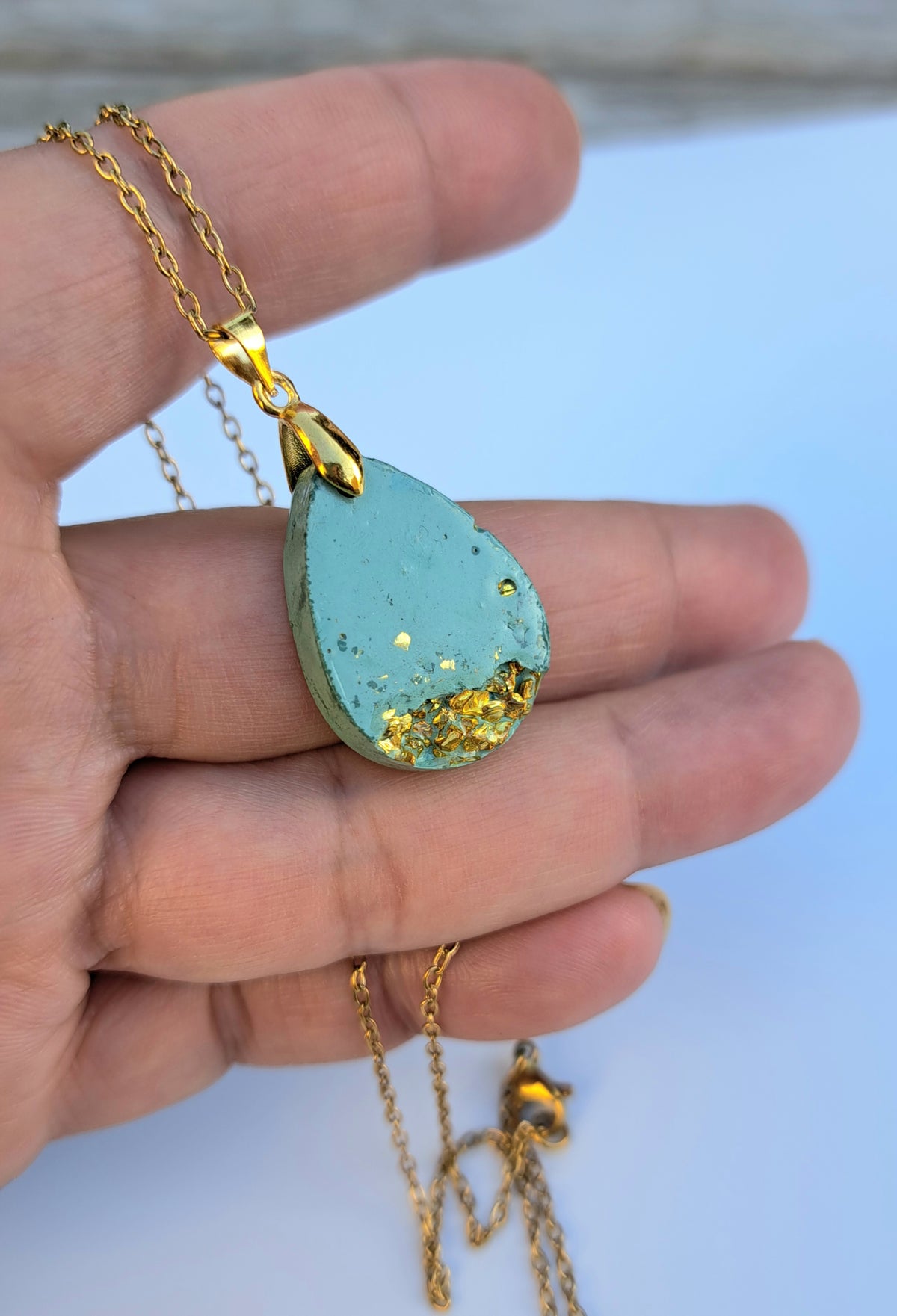 Beton Halskette salbeigrün mit Goldglitzer – Tropfen Anhänger handgemacht mit funkelnden Steinchen, Betonschmuck grün, Geschenk für Sie