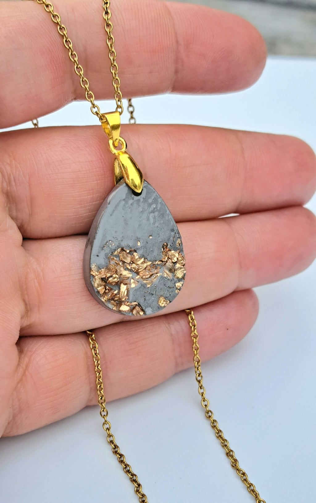Beton Halskette in Tropfenform mit Goldflocken – Handgemachter Betonschmuck Anhänger, Edles Gold-Inlay Unikat, Geschenk für Sie