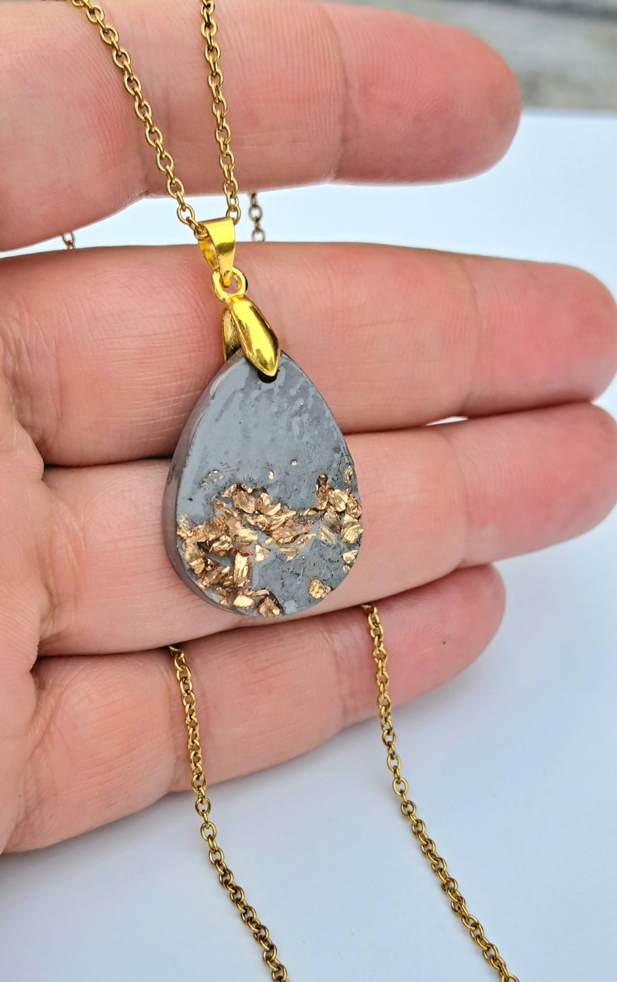 Beton Halskette in Tropfenform mit Goldflocken – Handgemachter Betonschmuck Anhänger, Edles Gold-Inlay Unikat, Geschenk für Sie